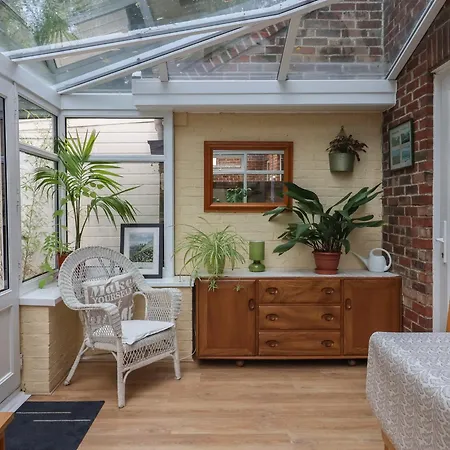 New Tower House- 10 Pear Tree Court *