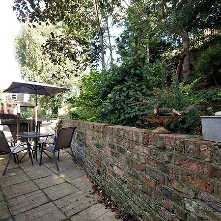 New Tower House- 10 Pear Tree Court *