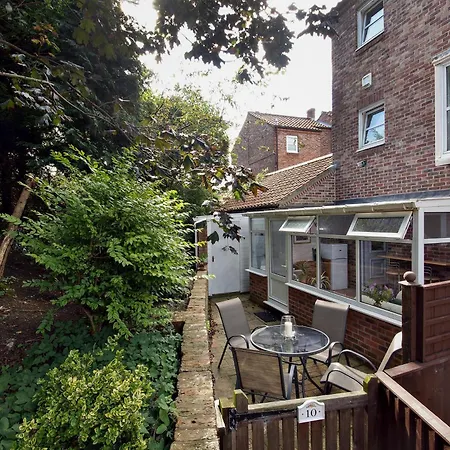 New Tower House- 10 Pear Tree Court * York